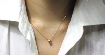 301/K18�s���N�S�[���h�l�b�N���X