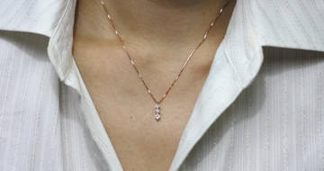 295/K18ピンクゴールドスリーストーンネックレス