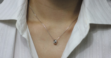 301/K18�s���N�S�[���h�l�b�N���X